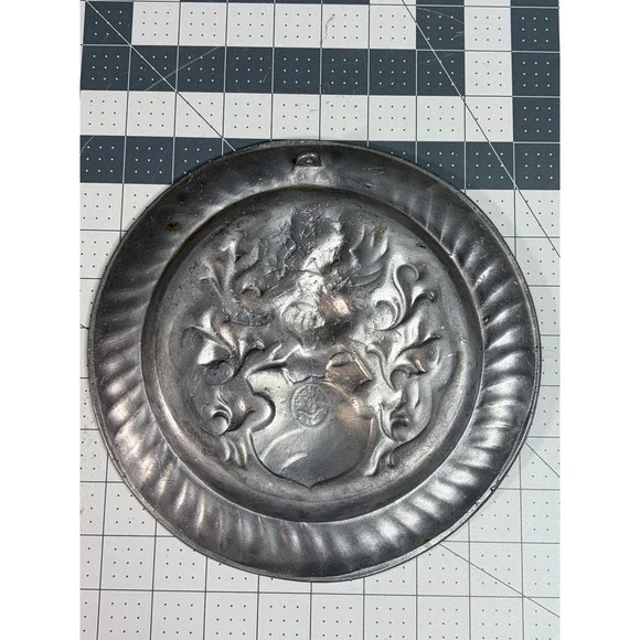Vintage Heraldic Coat of Arms Embossed Pewter Wall Hanging Plate Knight Shield - Picture 4 of 6